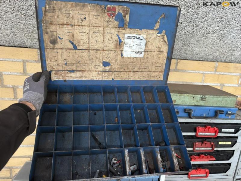 Assortment boxes with contents 17