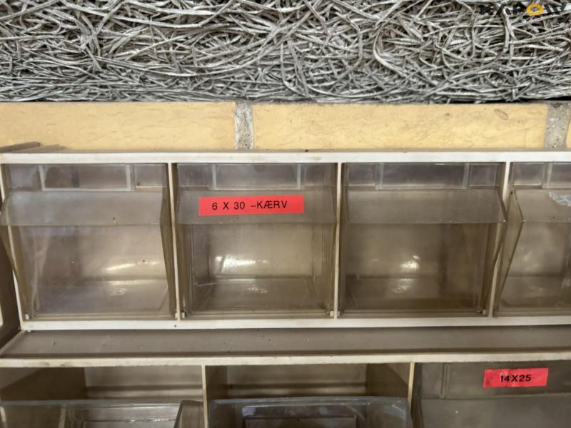 Assortment shelf with contents 20