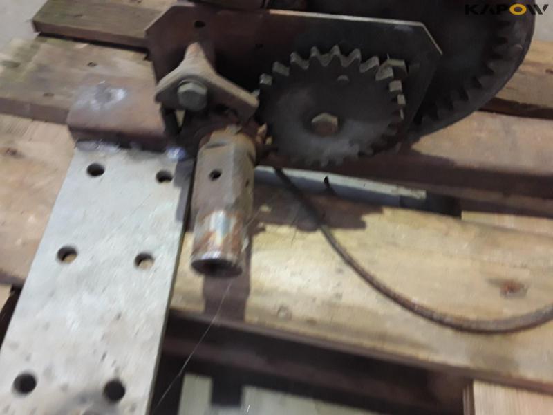 Frame mounting winch 11