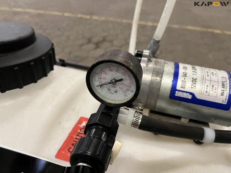 Spray tank with pump 13