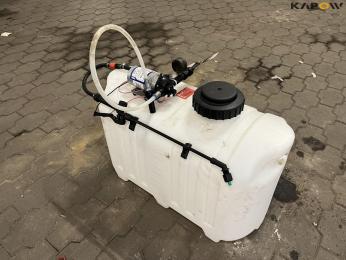 Spray tank with pump