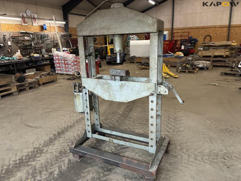 Stenhøj 40 ton presses 3