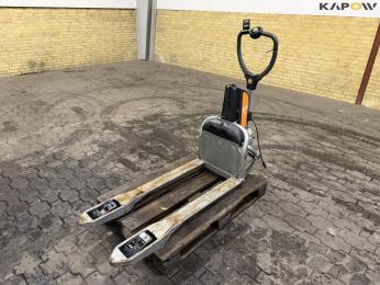 Still electric pallet truck