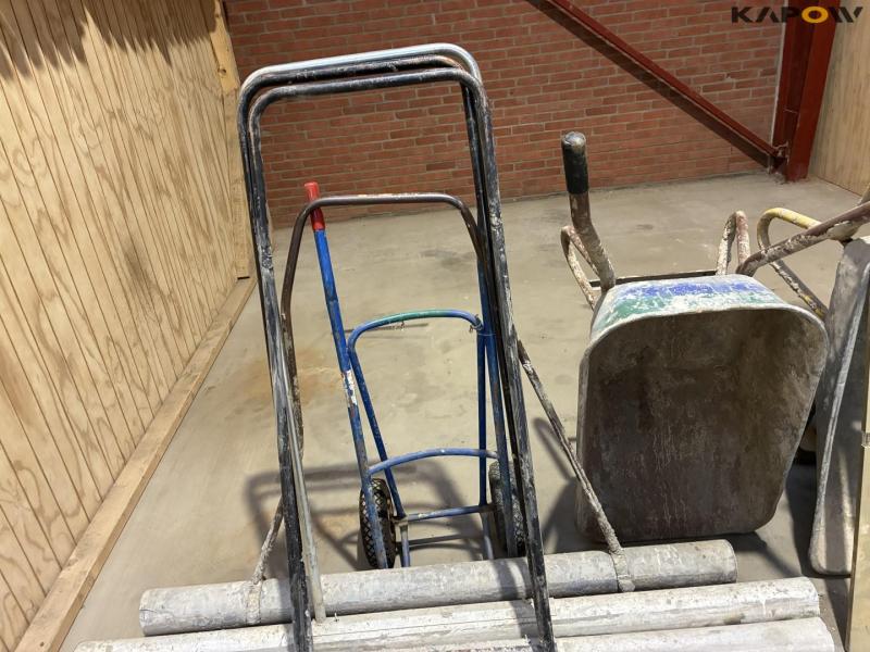 Molding and leveling equipment 21
