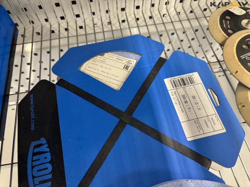 Large batch of drills, cutting discs and miscellaneous 35