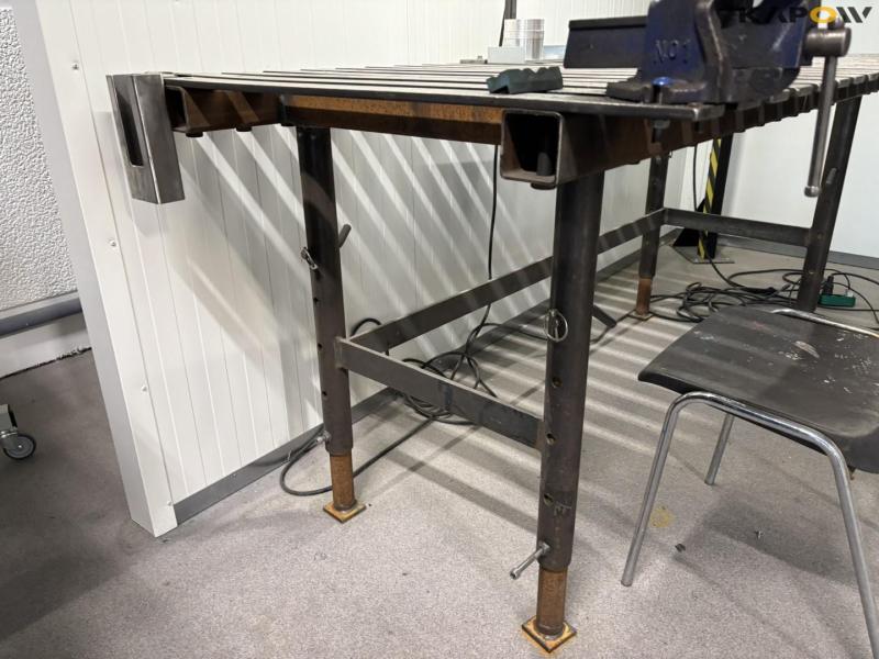 Welding table with light 4