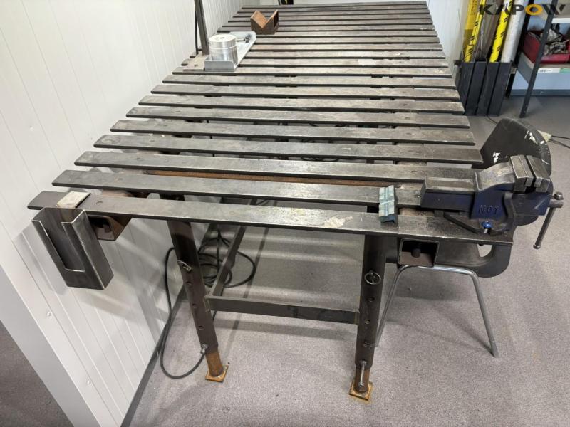 Welding table with light 5