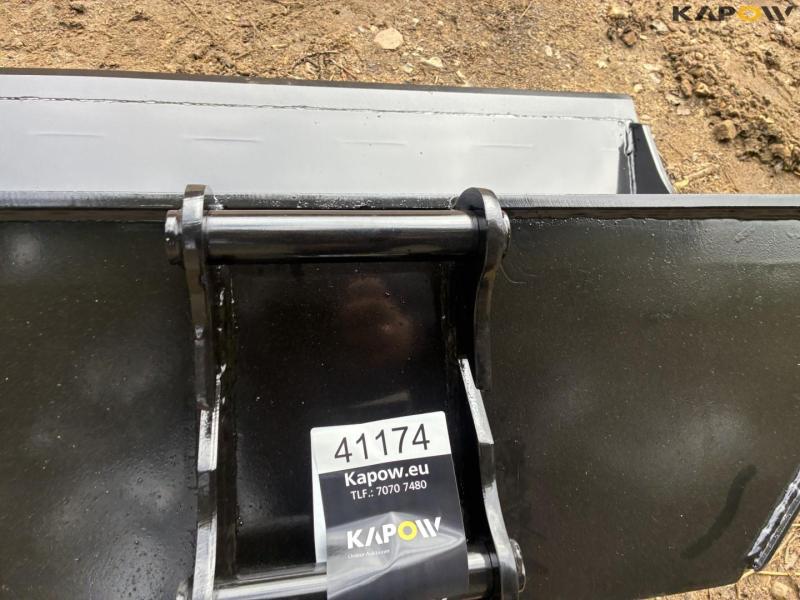 Swedish bucket 100cm with S30/150 hitch 10