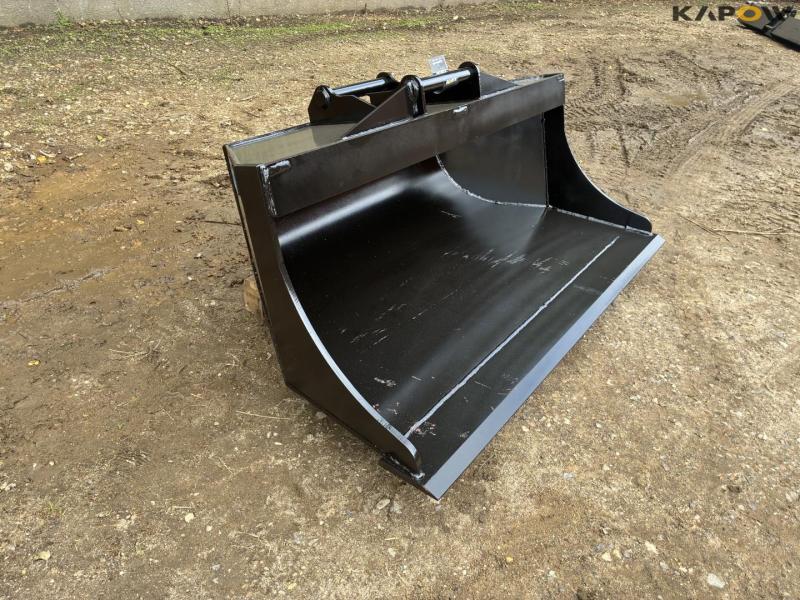 Swedish bucket 160cm with Hydrema hitch 3