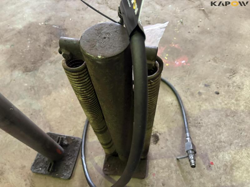 Thor hydraulic support leg 16