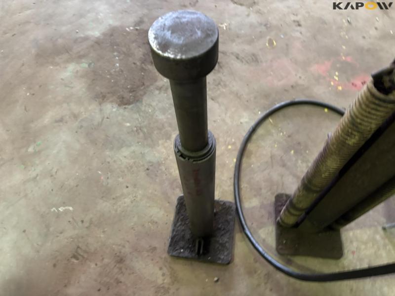 Thor hydraulic support leg 18
