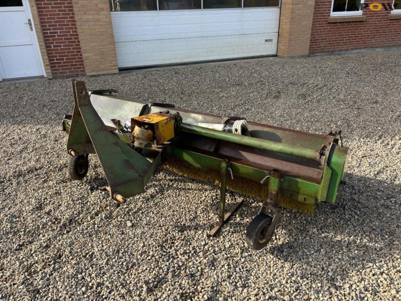 Thyregod sweeper with 3-point hitch 1