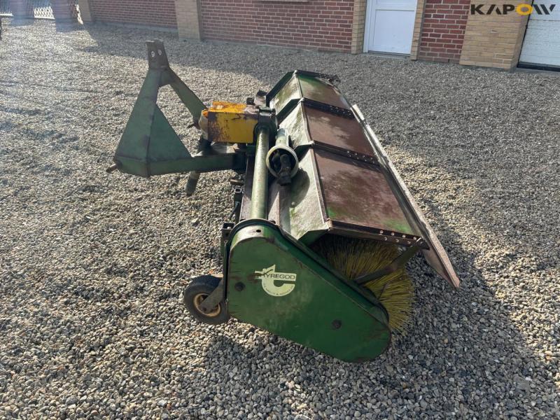 Thyregod sweeper with 3-point hitch 8