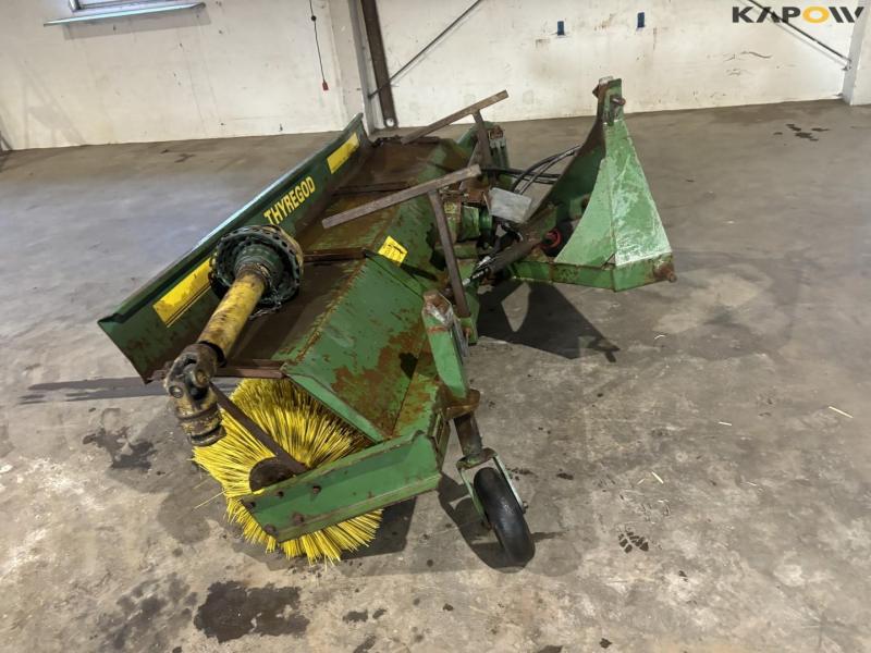 Thyregod broom with 3-point hitch 8