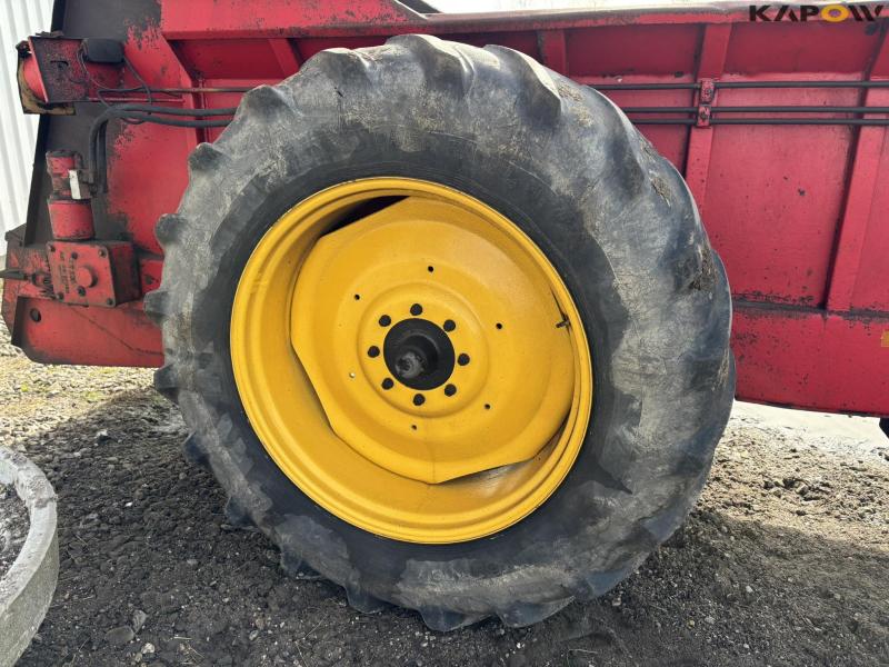 TIM manure spreader 26