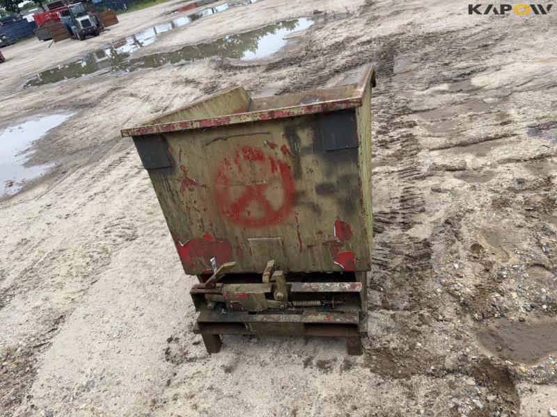 Tipping container for pallet forks 6