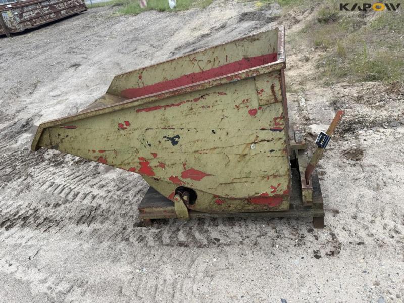 Tipping container for pallet forks 8