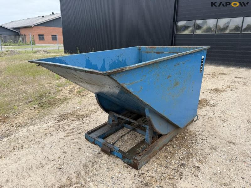 Tipping container for pallet forks 1