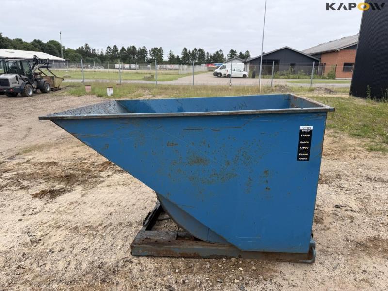 Tipping container for pallet forks 8