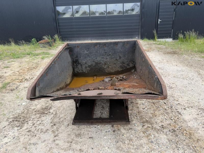Tipping container for pallet forks 2