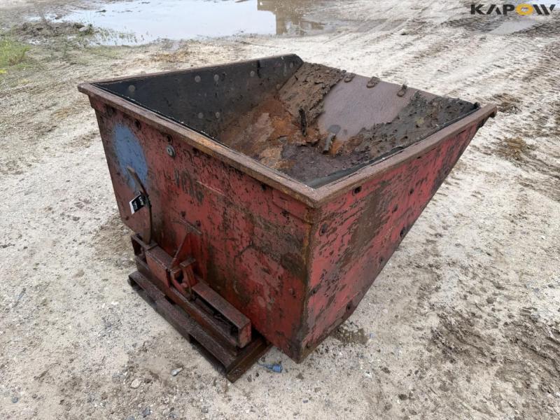 Tipping container for pallet forks 5