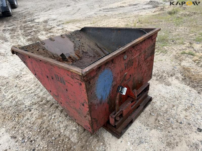 Tipping container for pallet forks 7