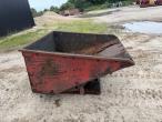 Tipping container for pallet forks 4