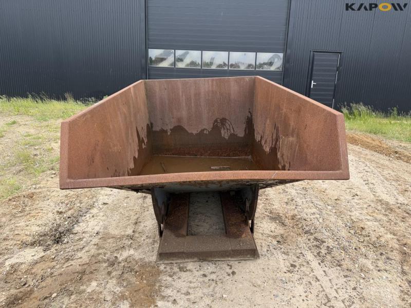 Tipping container for pallet forks 2