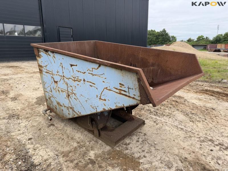 Tipping container for pallet forks 3