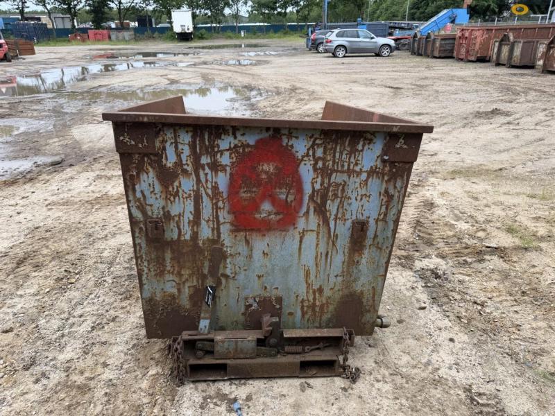 Tipping container for pallet forks 6