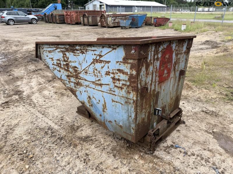 Tipping container for pallet forks 7