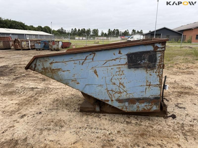 Tipping container for pallet forks 8