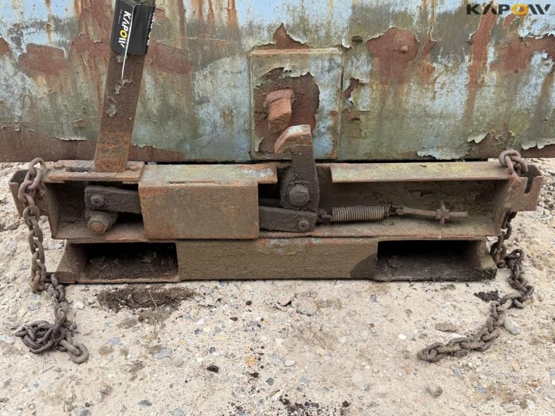 Tipping container for pallet forks 11