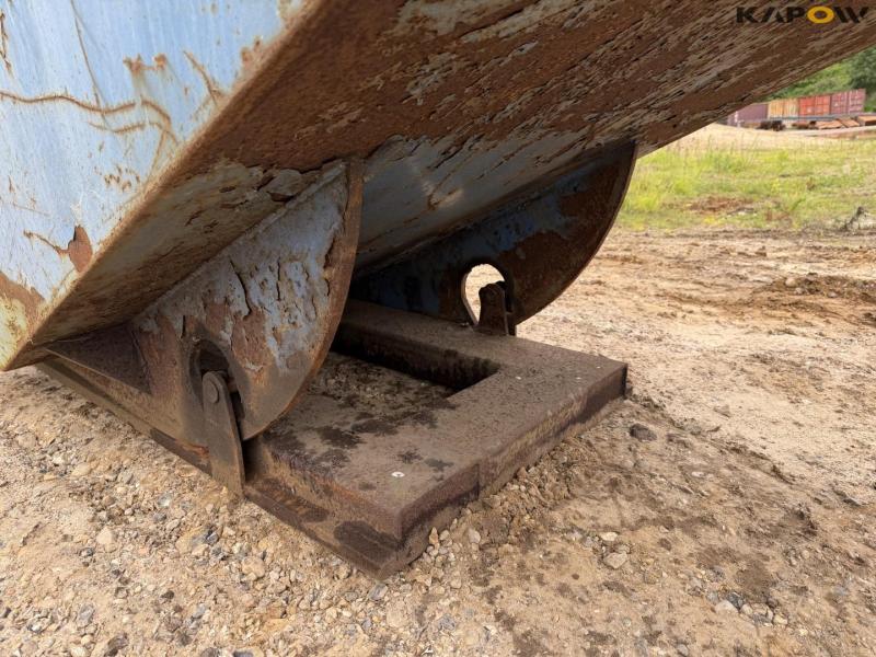 Tipping container for pallet forks 14