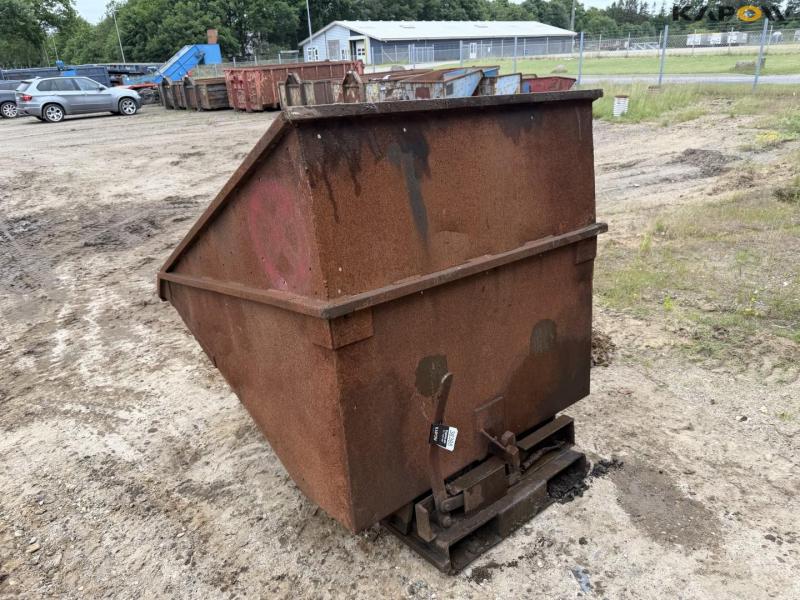 Tipping container for pallet forks 7