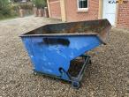 Tipping container for pallet forks 8