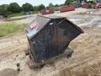 Tipping container for pallet forks 5