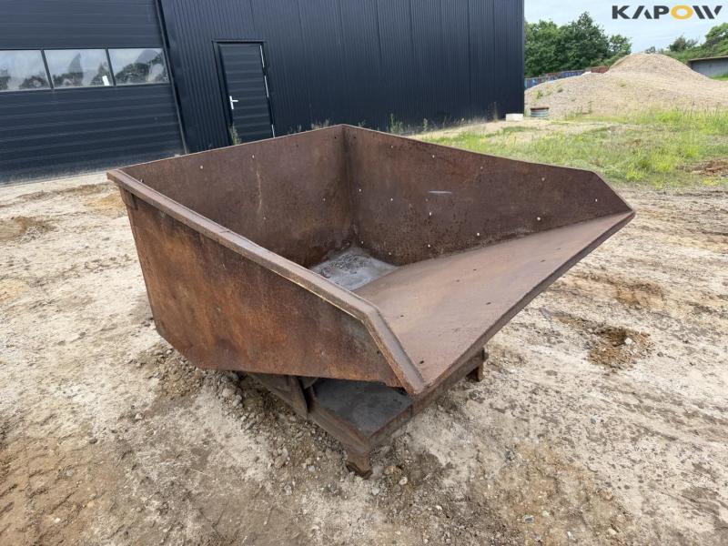Tipping container for pallet forks 3