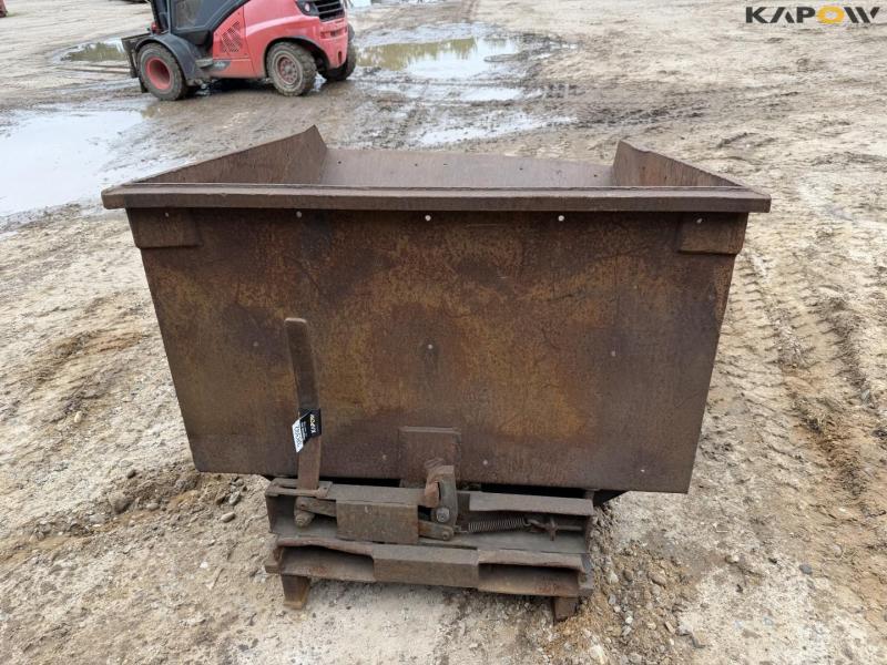 Tipping container for pallet forks 6