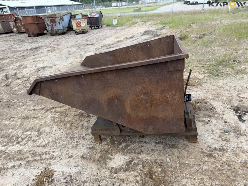 Tipping container for pallet forks 8