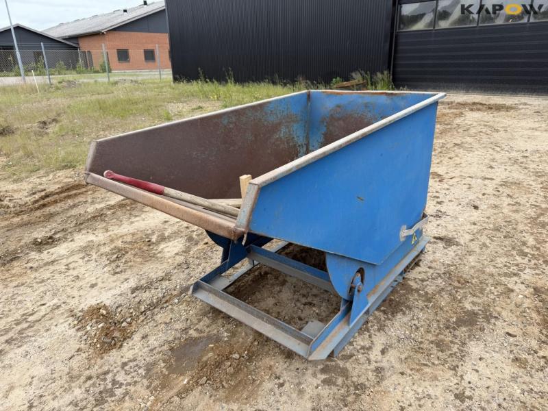 Tipping container for pallet forks 1