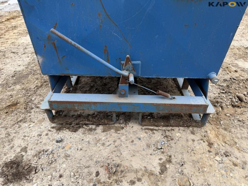 Tipping container for pallet forks 13