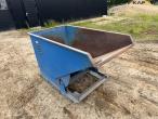 Tipping container for pallet forks 3