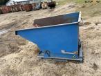 Tipping container for pallet forks 8