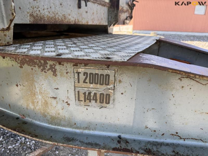 Tipper with trailer hitch 27