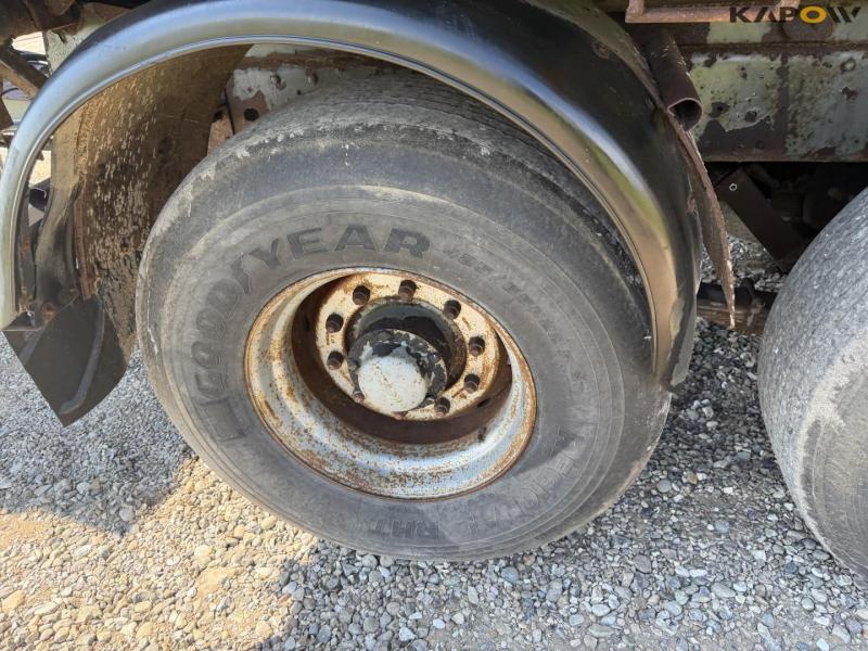 Tipper with trailer hitch 48