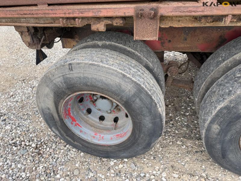 Tipper truck 37