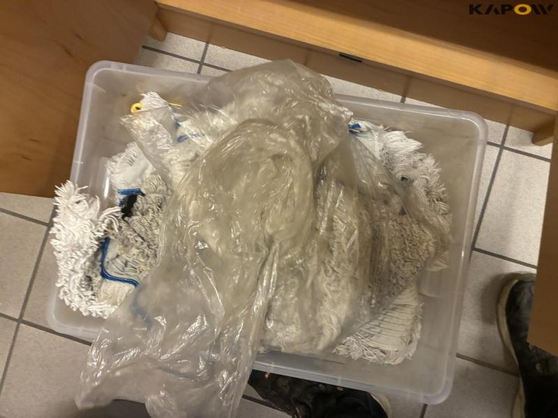 Clear the room - wardrobe, cleaning, clothes and shoes 31