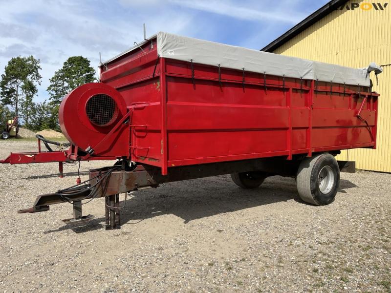 Dry truck trailer with blower and tarpaulin 1