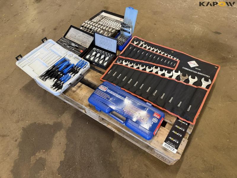 Socket wrench set and combination wrench set 1